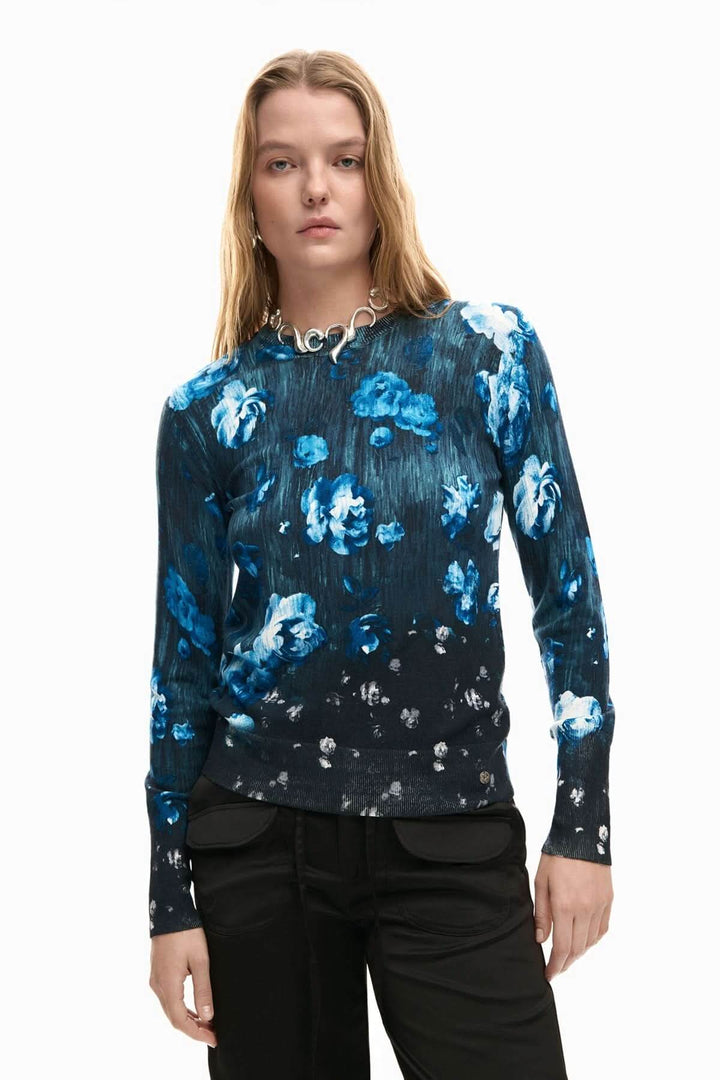 Chandail fin à fleurs bleu avec imprimé floral expressif et coupe ajustée, idéal pour un look moderne et féminin.