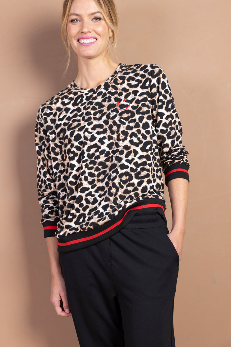 Chandail imprimé léopard avec finitions contrastantes, coupe droite ample. Chic et confortable, idéal avec pantalon ou jean.