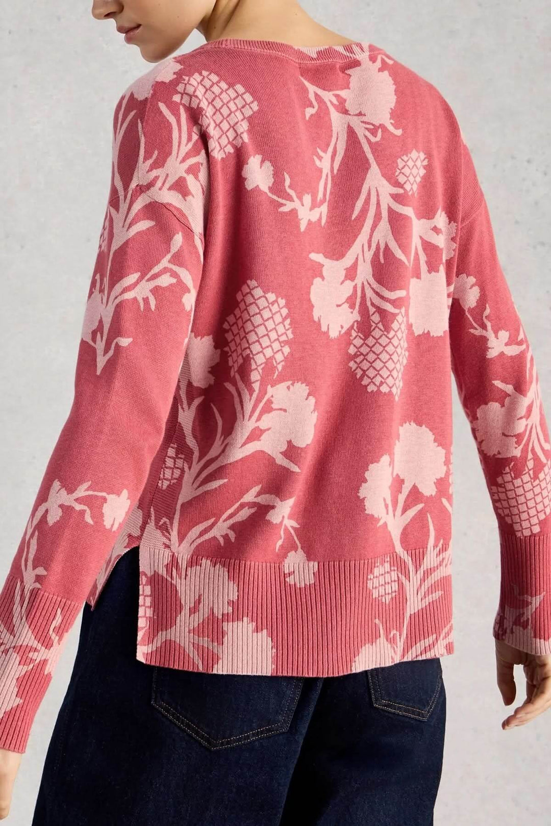 Femme portant un chandail imprimé à manches longues Olive avec imprimé graphique et finitions côtelées, style décontracté.