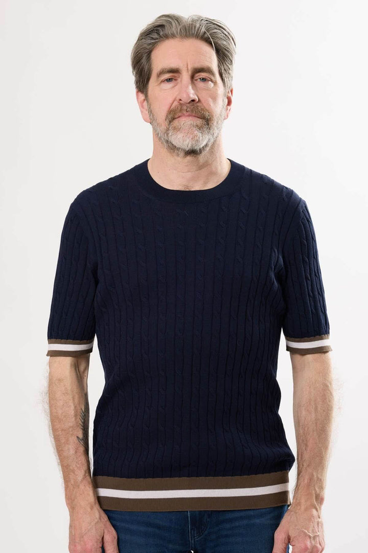 Chandail à manches courtes en tricot torsadé bleu marine, avec bandes contrastantes au bas et aux manches.