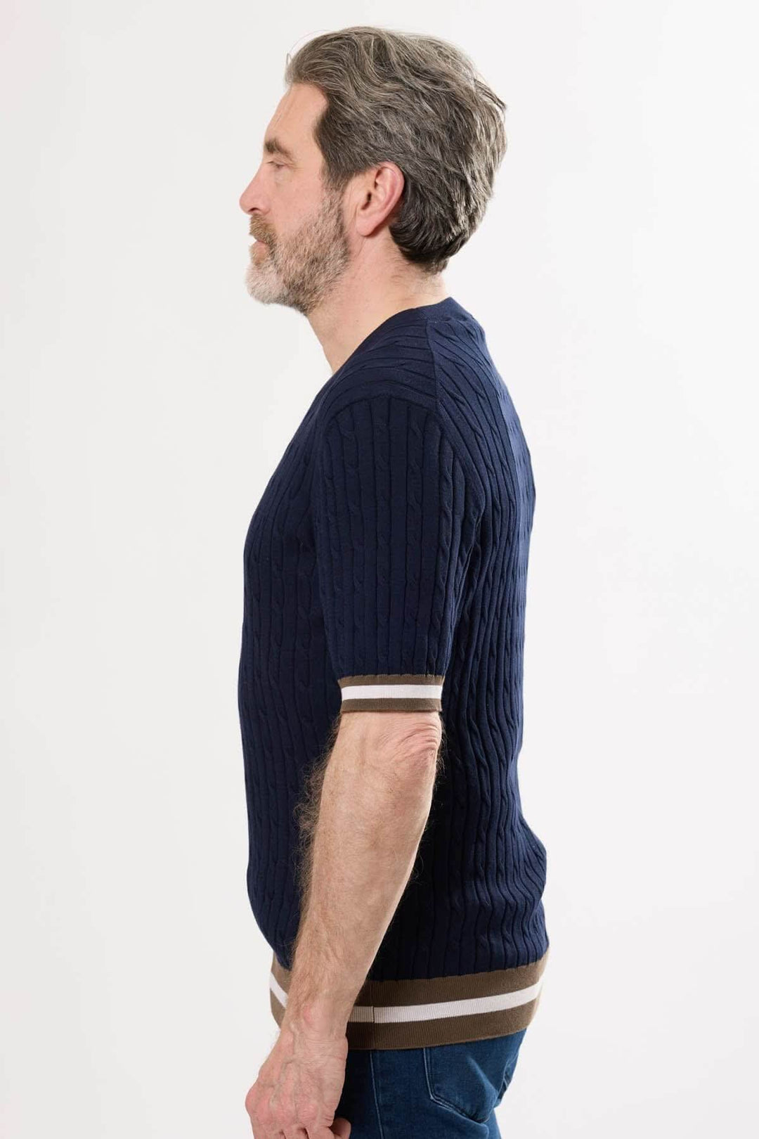 Chandail à manches courtes en tricot torsadé, col rond côtelé, coupe moderne et sportive, vue de profil.