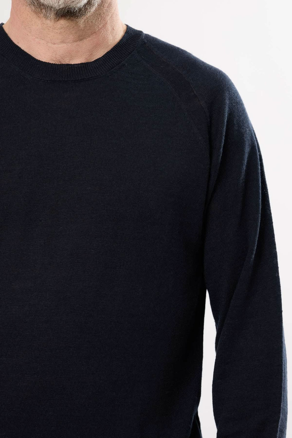 Chandail manches longues en coton noir avec encolure ronde et coupe régulière pour un style élégant et confortable.