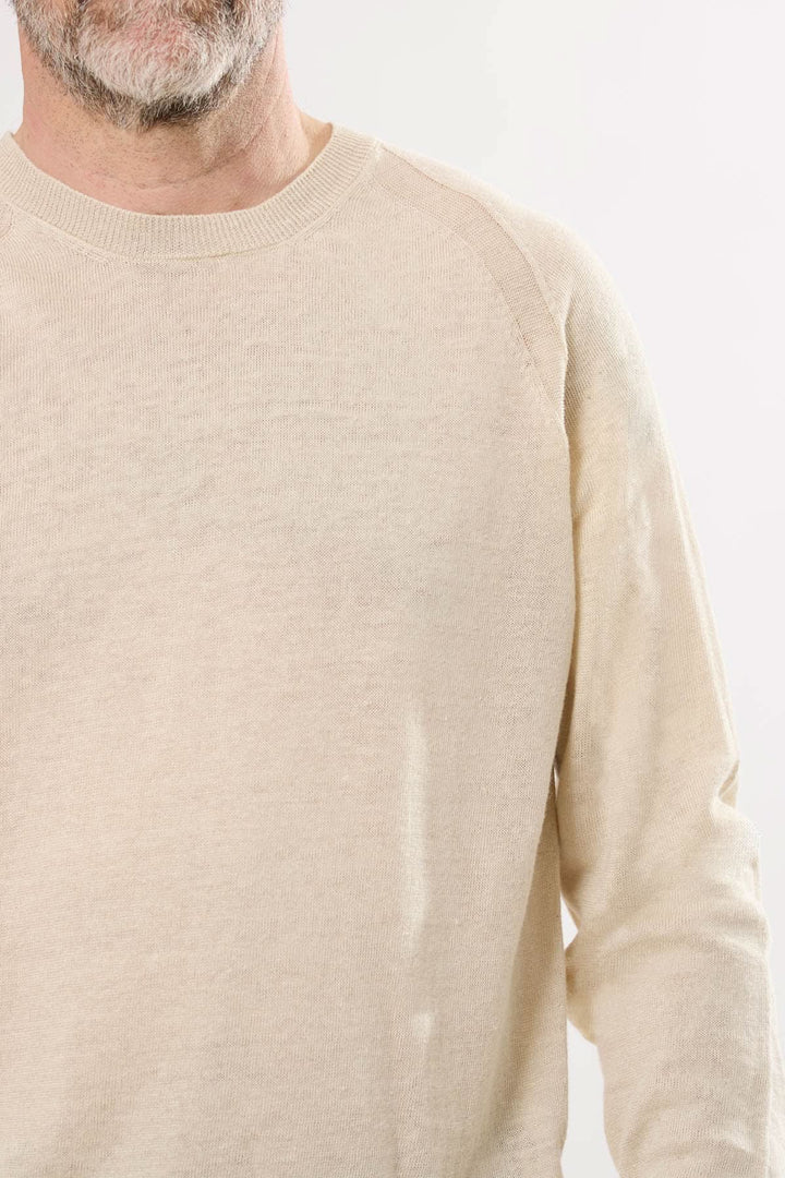 Chandail à manches longues beige avec encolure ronde, idéal pour un style élégant et confortable.