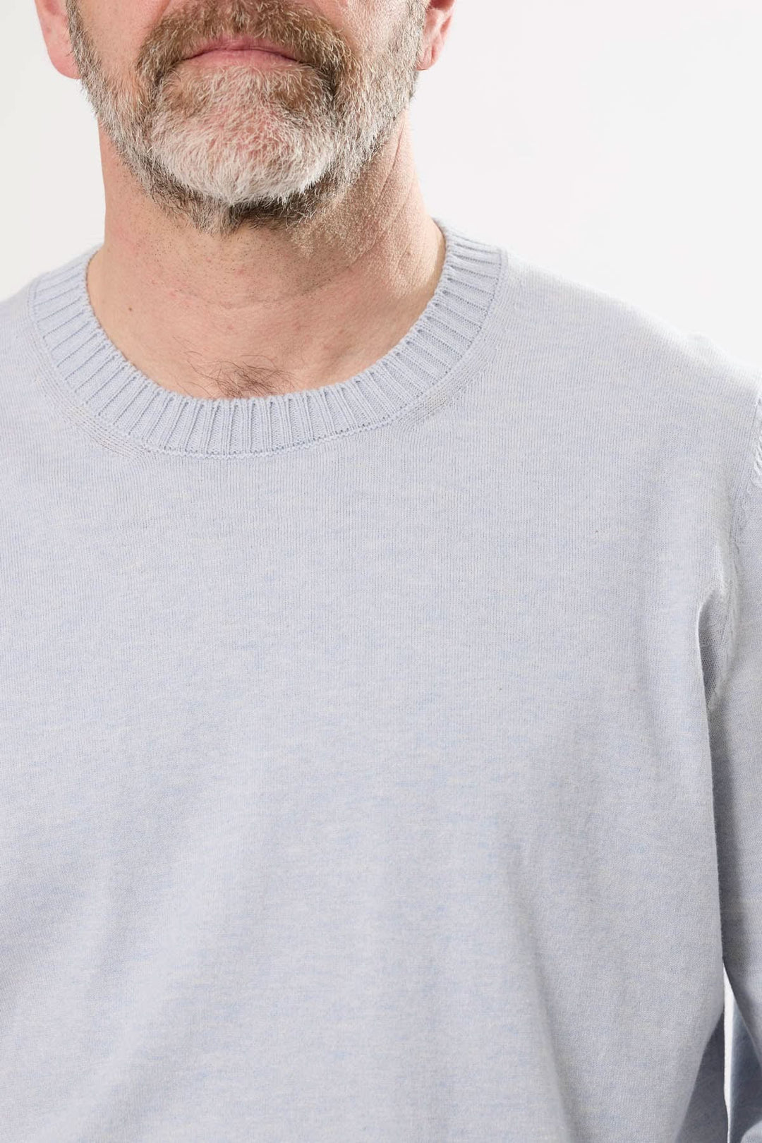 Chandail manches longues en coton et cachemire de couleur bleu clair, col rond et coupe élégante.