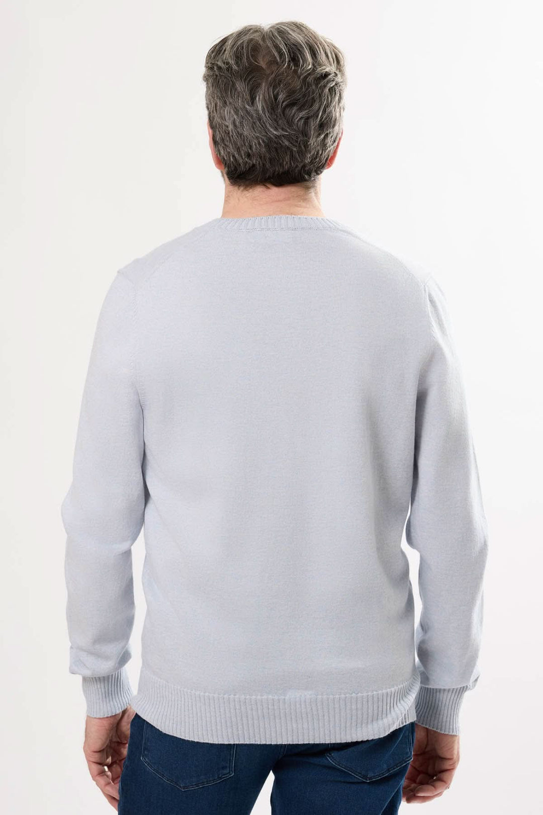 Chandail manches longues en coton et cachemire, vue arrière sur un homme portant un modèle léger et élégant.
