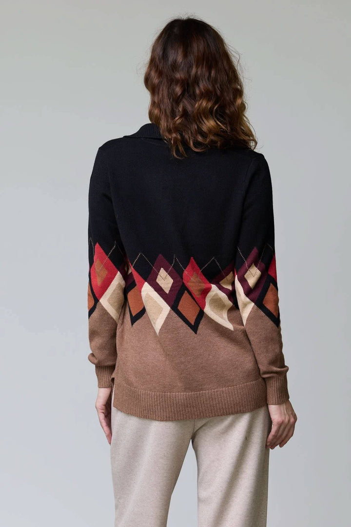 Chandail à motif losanges avec col ouvert, détails multicolores, coupe décontractée, idéal pour temps frais, dos montré.