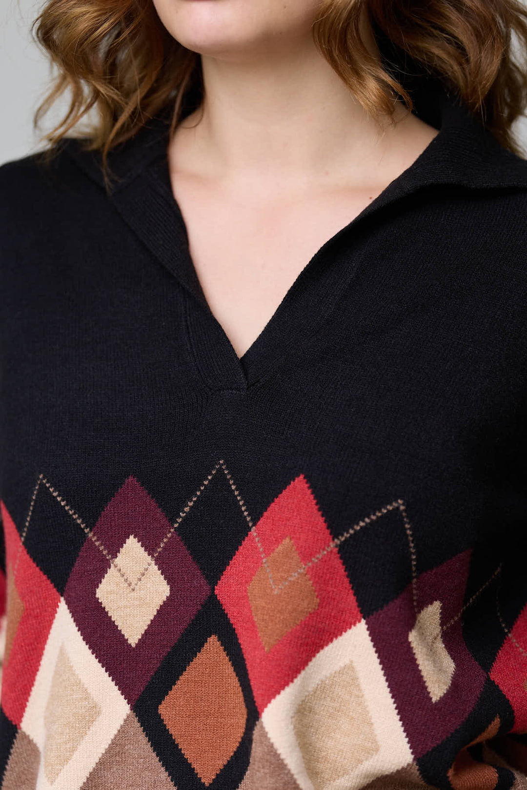 Chandail à motif losanges avec col ouvert, motif multicolore, maille douce et coupe décontractée, idéal pour l&