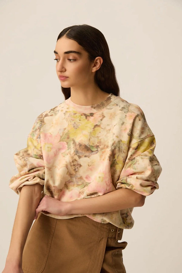 Modèle portant le Chandail ouaté imprimé floral JOEME à manches longues et encolure ronde, style décontracté et féminin.