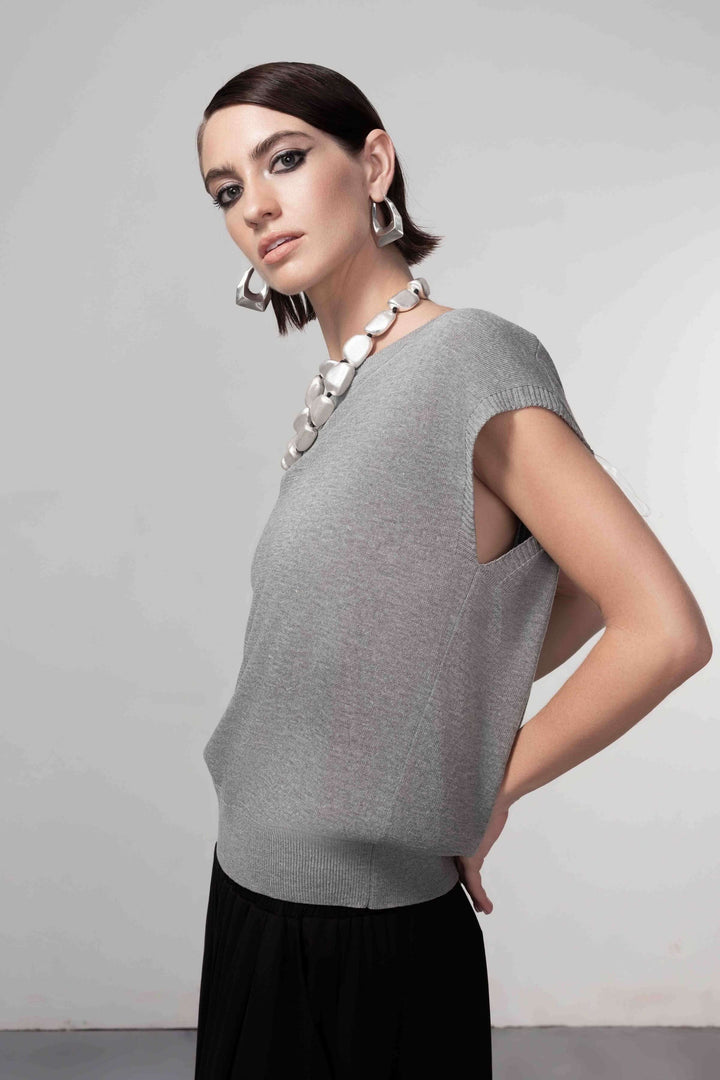 Chandail ouverture au dos sans manches avec maille fine et tombé fluide, silhouette moderne pour tenues de travail ou habillées.