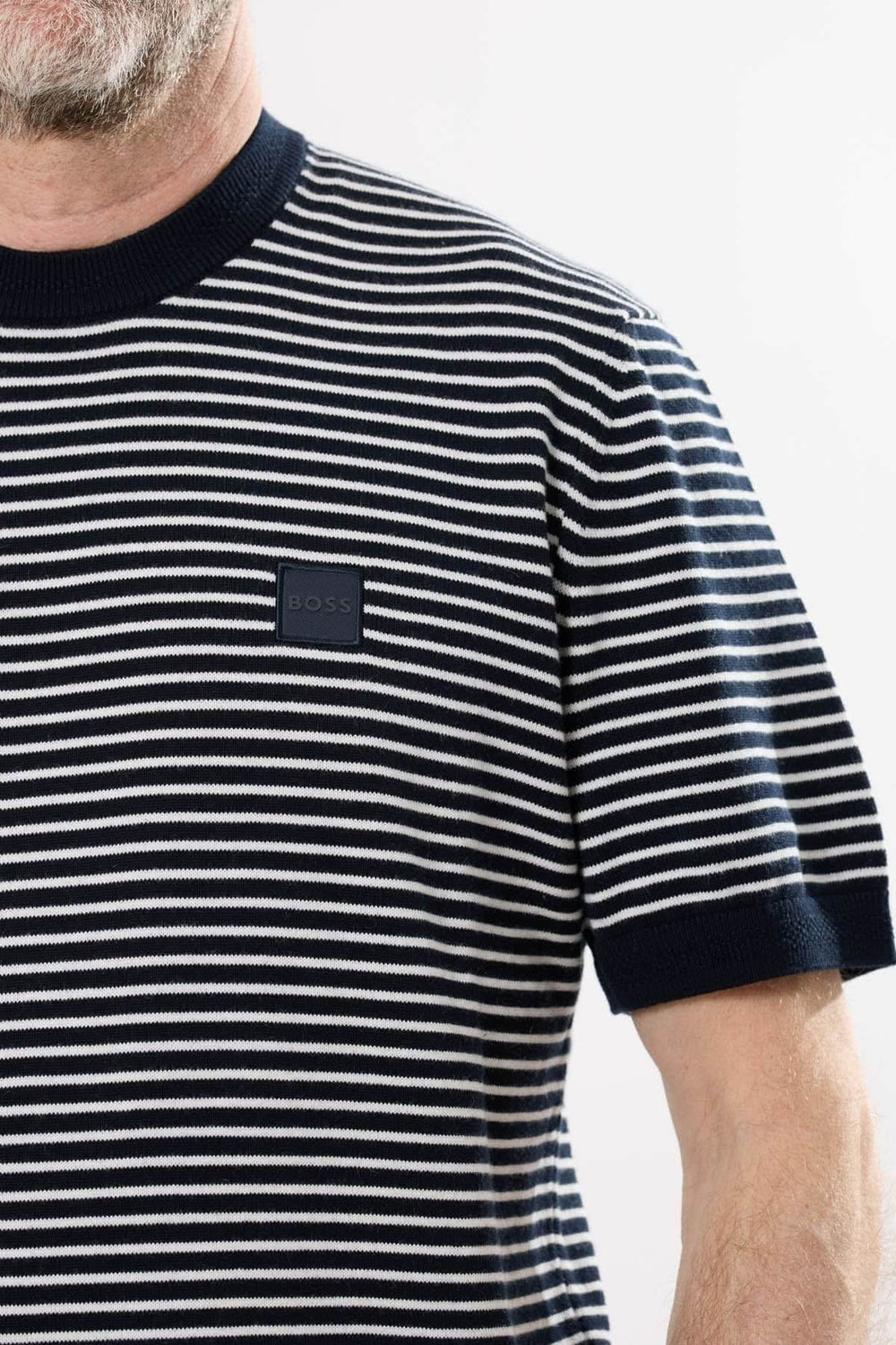 Chandail rayé en coton léger et cachemire avec patch logo en satin pour un look décontracté et élégant.