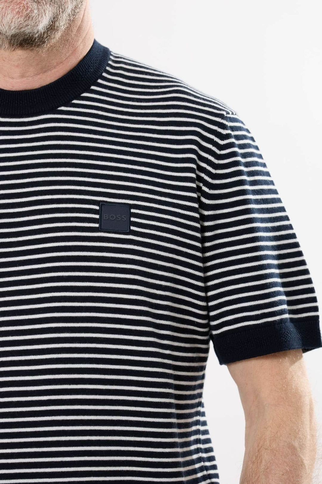Chandail rayé en coton léger et cachemire avec patch logo en satin pour un look décontracté et élégant.