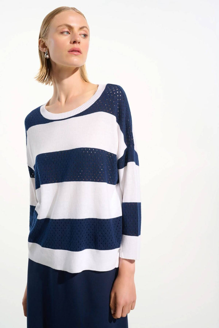 Chandail rayé ajouré à larges rayures bleu et blanc, léger et élégant pour mi-saison, idéal avec pantalon fluide ou jupe droite.