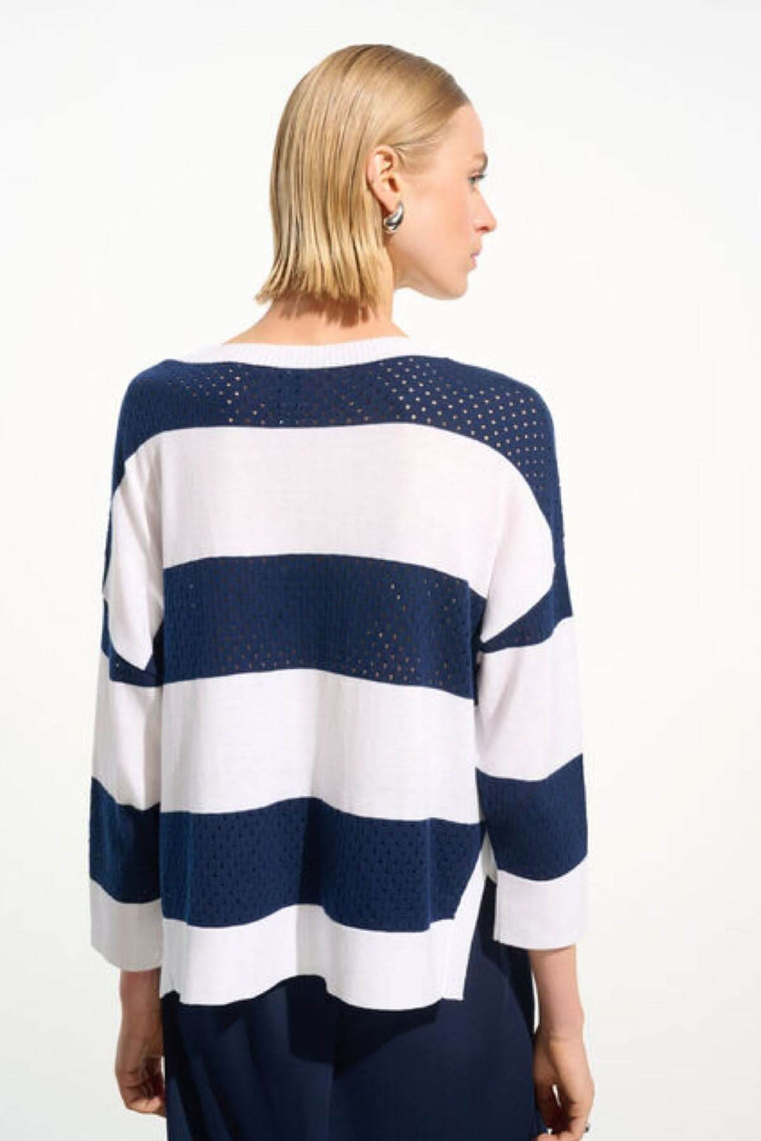 Chandail rayé ajouré bleu et blanc avec coupe ample, en maille ajourée, vue de dos pour un style chic et confortable.