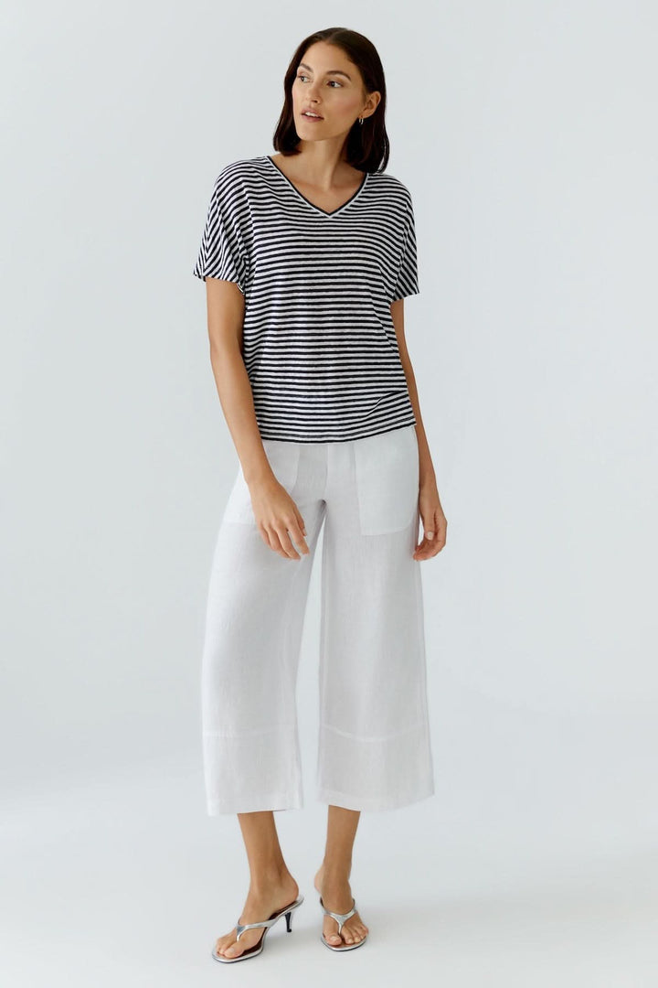 Chandail à rayures col en v, silhouette décontractée, manches courtes, style moderne et féminin, parfait avec un pantalon habillé.