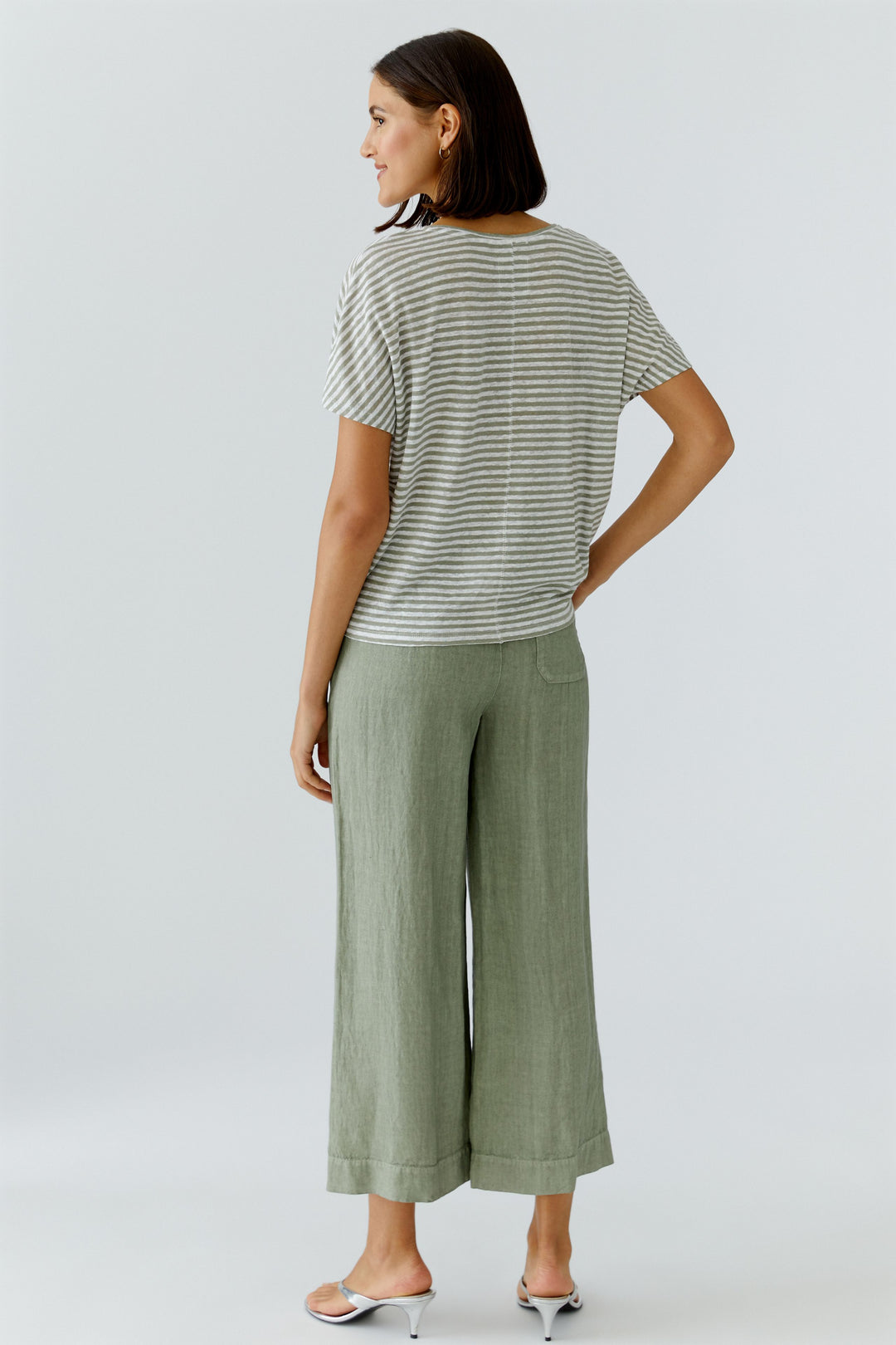 Chandail à rayures col en v avec manches courtes, coupe fluide et épaules tombantes, parfait pour un style décontracté moderne.