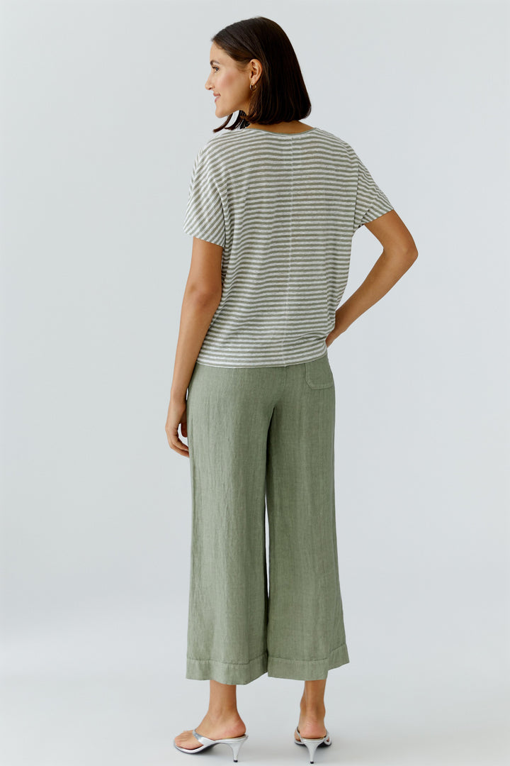 Chandail à rayures col en v avec manches courtes, coupe fluide et épaules tombantes, parfait pour un style décontracté moderne.