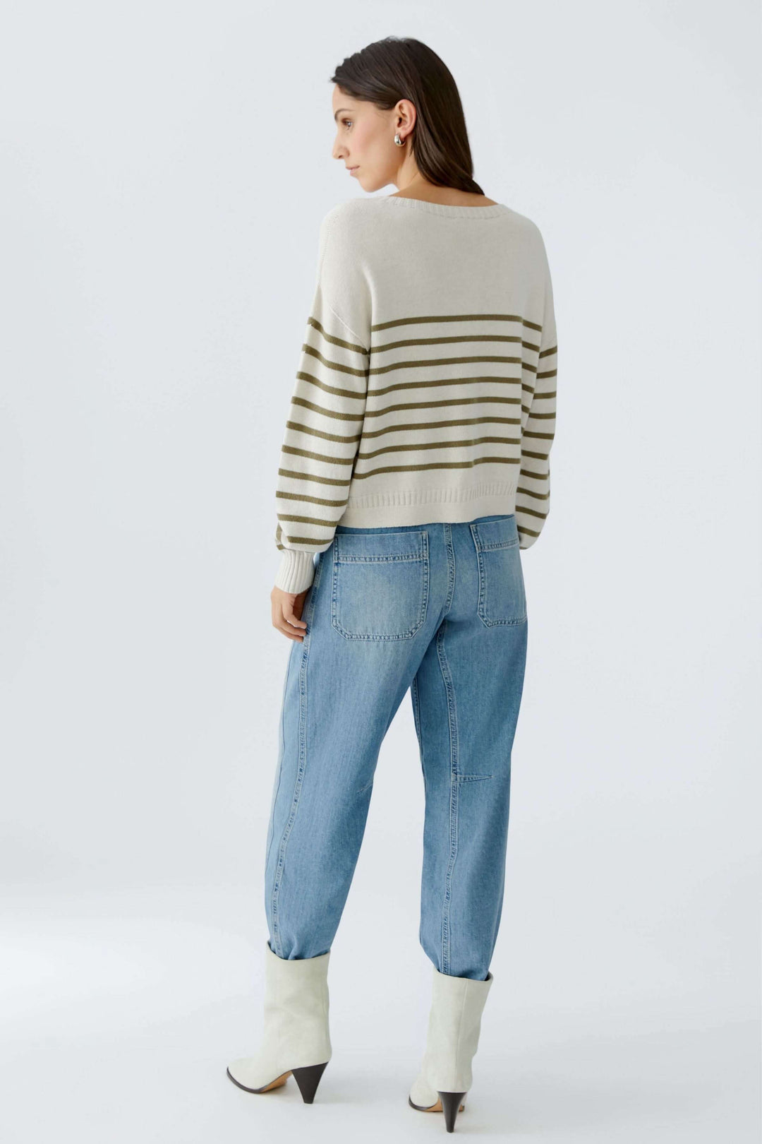 Chandail à rayures en maille douce porté par un mannequin de dos, avec jeans et bottes, mettant en valeur le style décontracté.