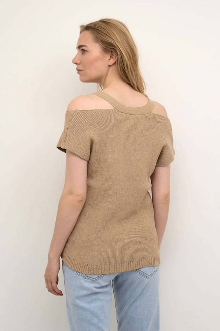 Chandail sans épaules beige avec encolure en V et manches courtes, porté par une femme vue de dos.