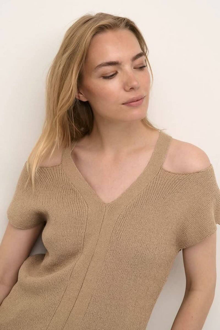 Chandail sans épaules en beige, avec encolure en V et manches courtes, un style original et tendance.