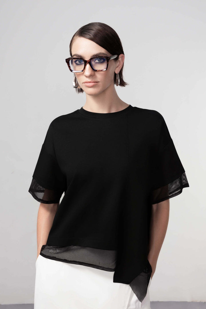 Chandail texturé moderne avec détails transparents pour un look contemporain. Silhouette fluide et manches ajourées élégantes.