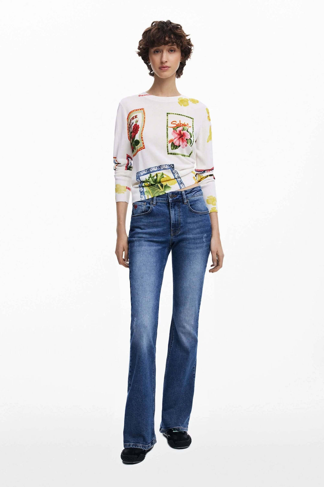 Chandail à timbres tropicaux avec jeans, style décontracté et moderne pour un look chic.