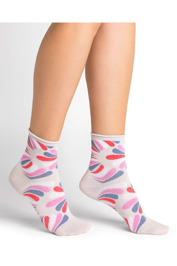 Chaussettes Flower Power à motifs floraux colorés, offrant confort et style rétro, parfaites pour femmes.