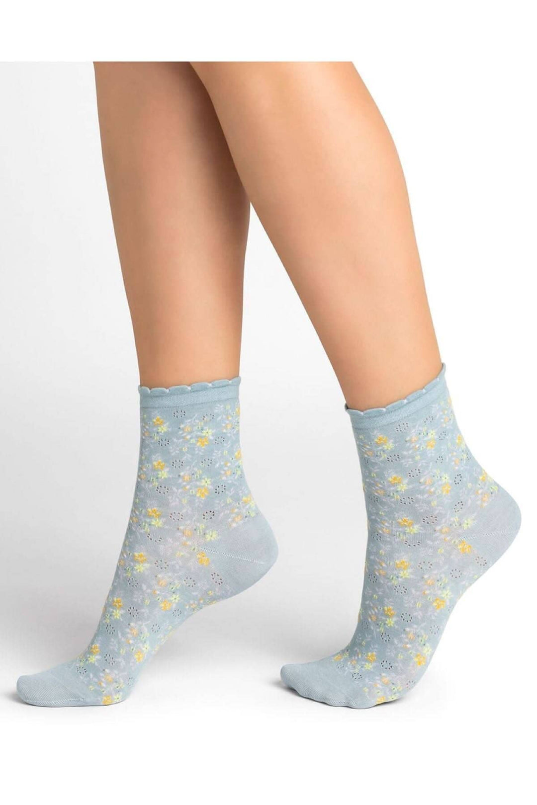 Chaussettes courtes bleu clair avec motifs floraux, légères et confortables, en 100% coton pour un style élégant.