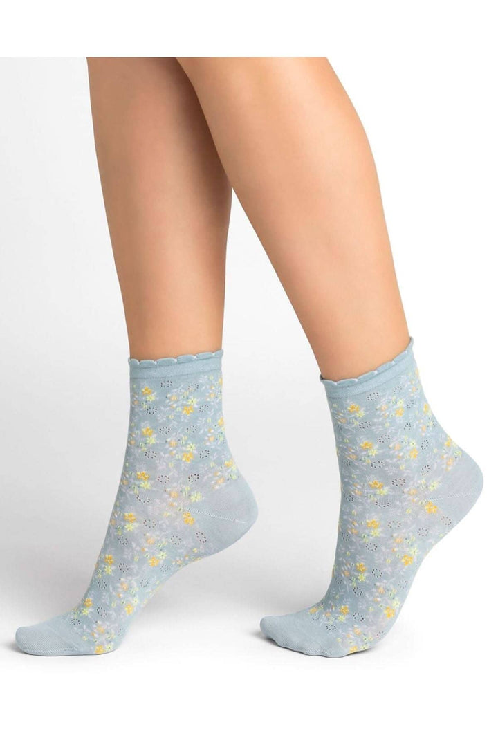 Chaussettes courtes bleu clair avec motifs floraux, légères et confortables, en 100% coton pour un style élégant.