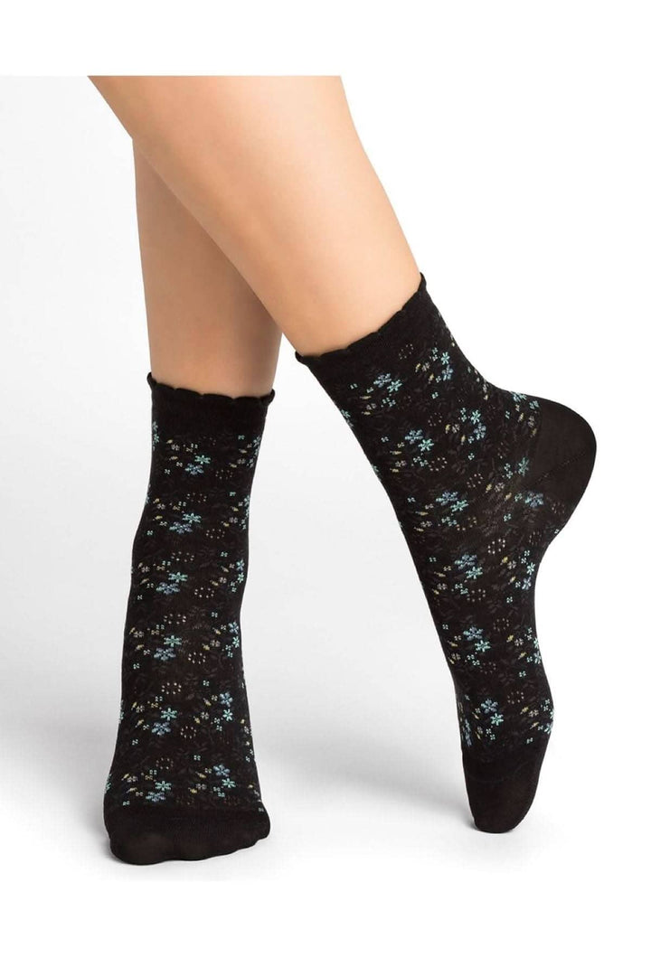 Chaussettes courtes Liberty noires avec motifs floraux bleus, confortables et élégantes pour un style féminin.