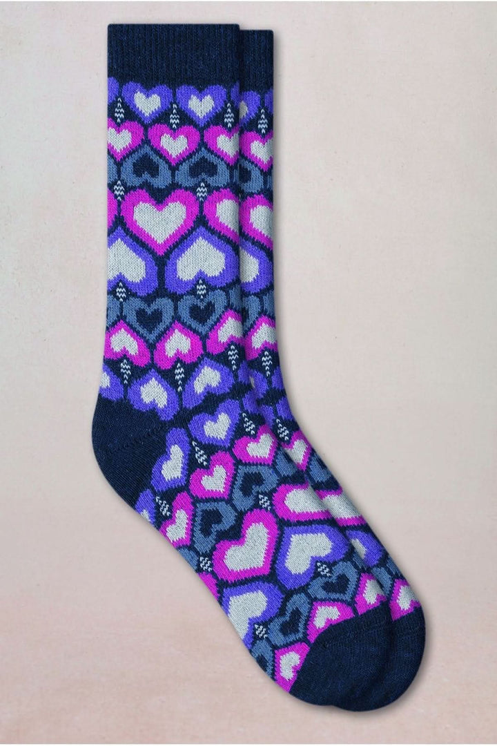 Chaussettes en tricot à motif avec motif de cœurs répétés, longueur mi-mollet, bord-côte extensible pour un style ludique et raffiné.
