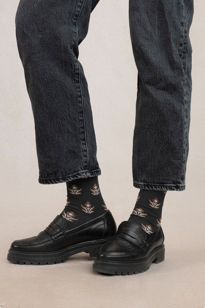 Chaussettes à fleurs noires avec des chaussures noires, parfaites pour l&