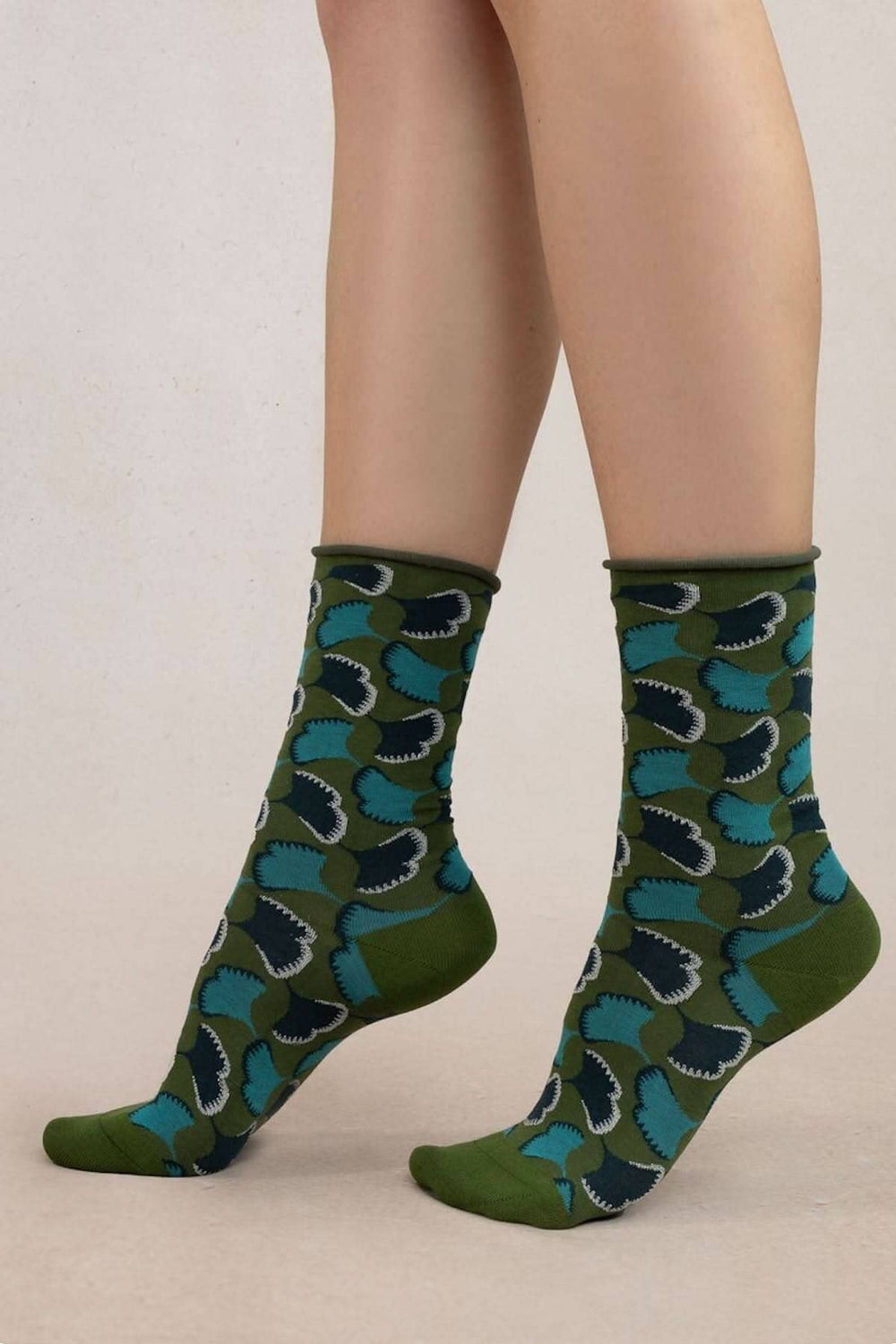 Chaussettes ginkgo pour femme, tricotées en coton doux, motif végétal vert et bleu, bord rouloté non-comprimant.