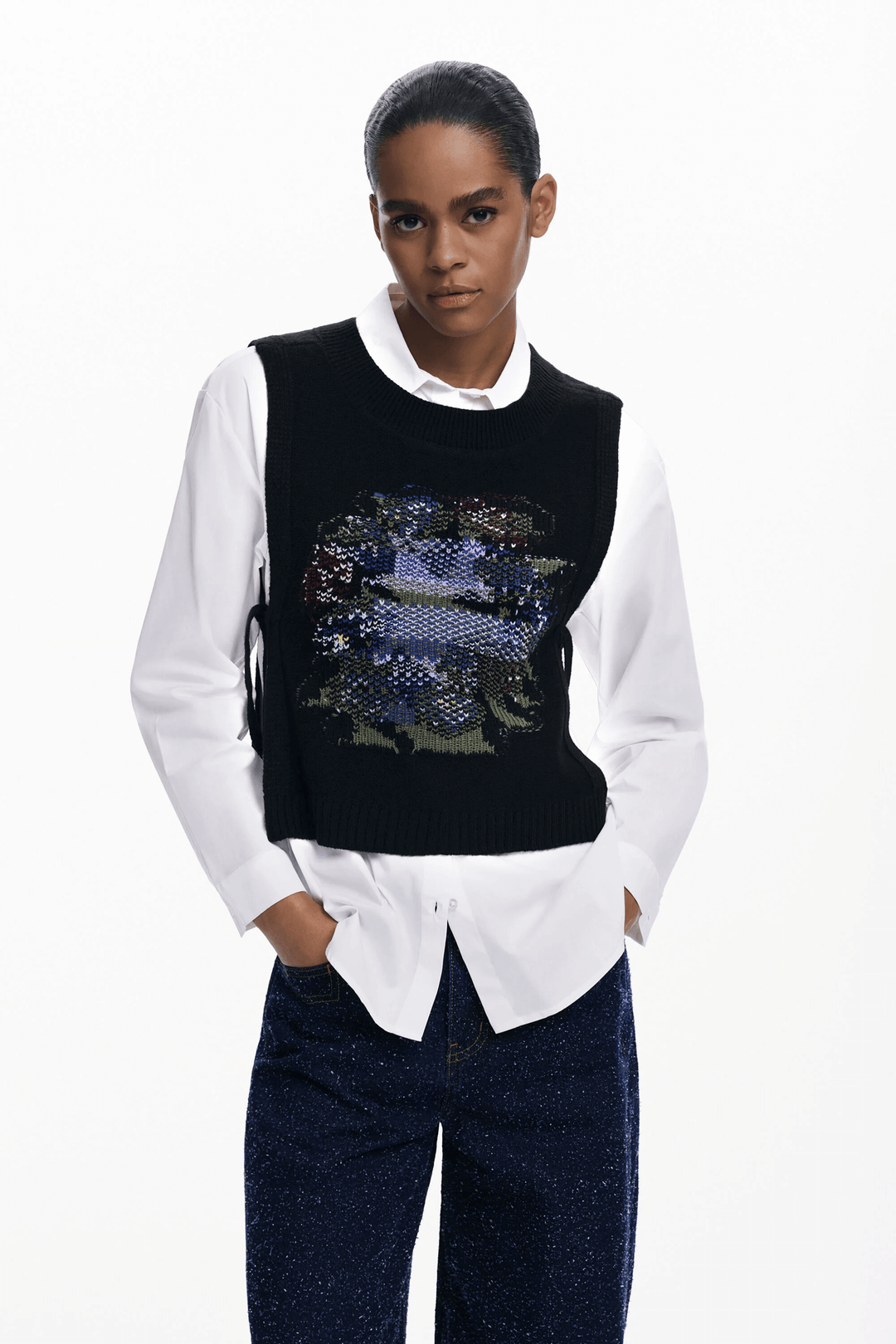 Chemise 2 en 1 à manches longues avec chandail sans manches intégré, effet superposé moderne et raffiné, portés par un mannequin.