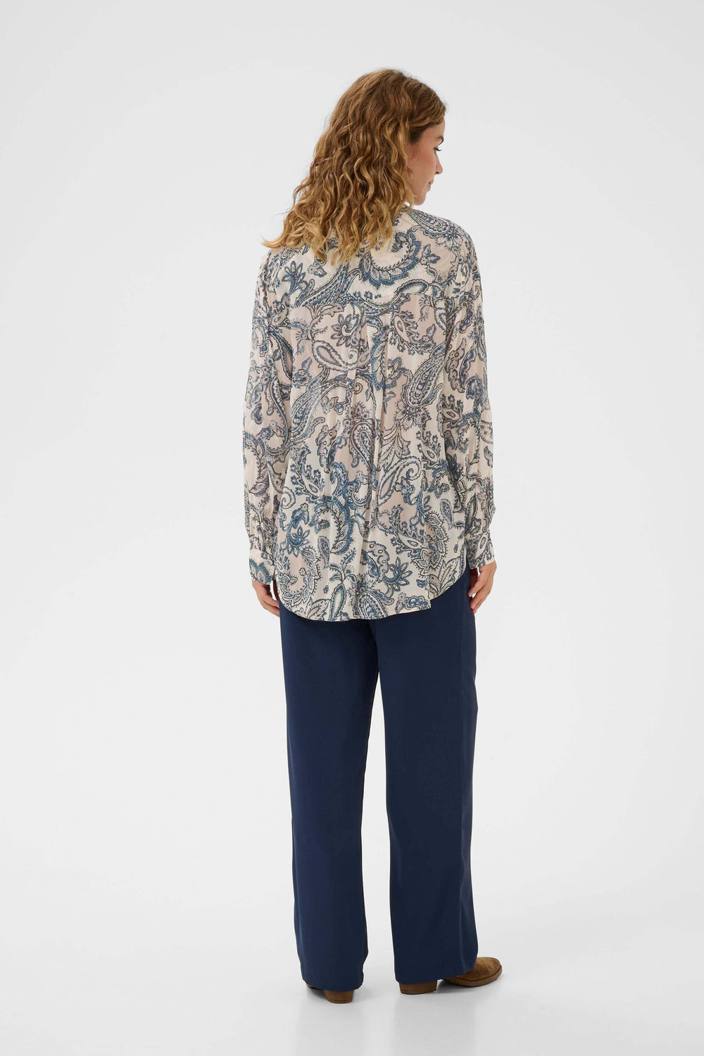 Vue arrière de la Chemise Bea avec motif paisley, coupe fluide, portée avec pantalon bleu pour un look élégant et quotidien.