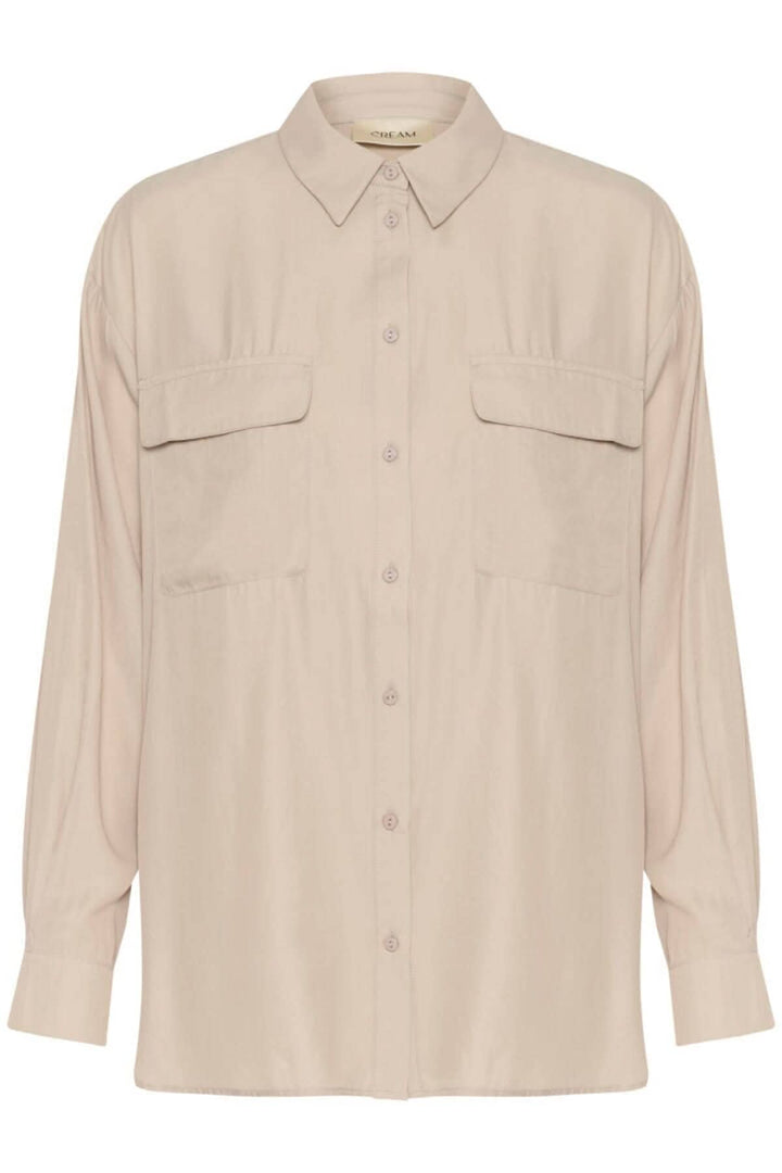 Chemise moderne beige à poches, manches amples et coupe fluide, parfaite pour un look décontracté et soigné.
