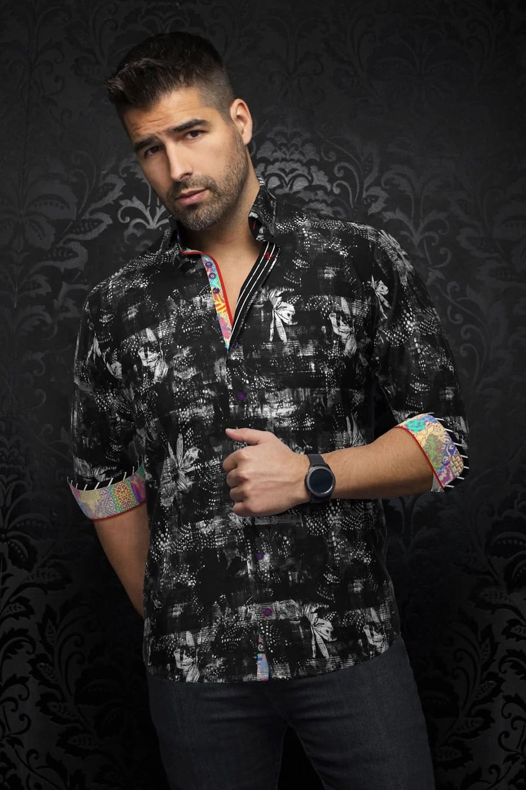 Chemise Gomera en coton extensible avec motifs contrastants, style habillé et décontracté, portée par un homme.