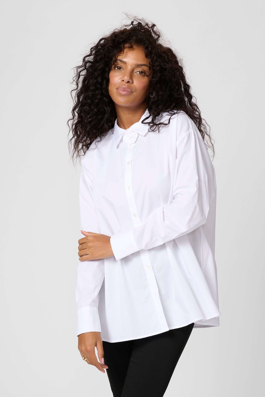 Chemise Mira blanche avec col fleuri, coupe ample, idéale pour un look chic et décontracté.
