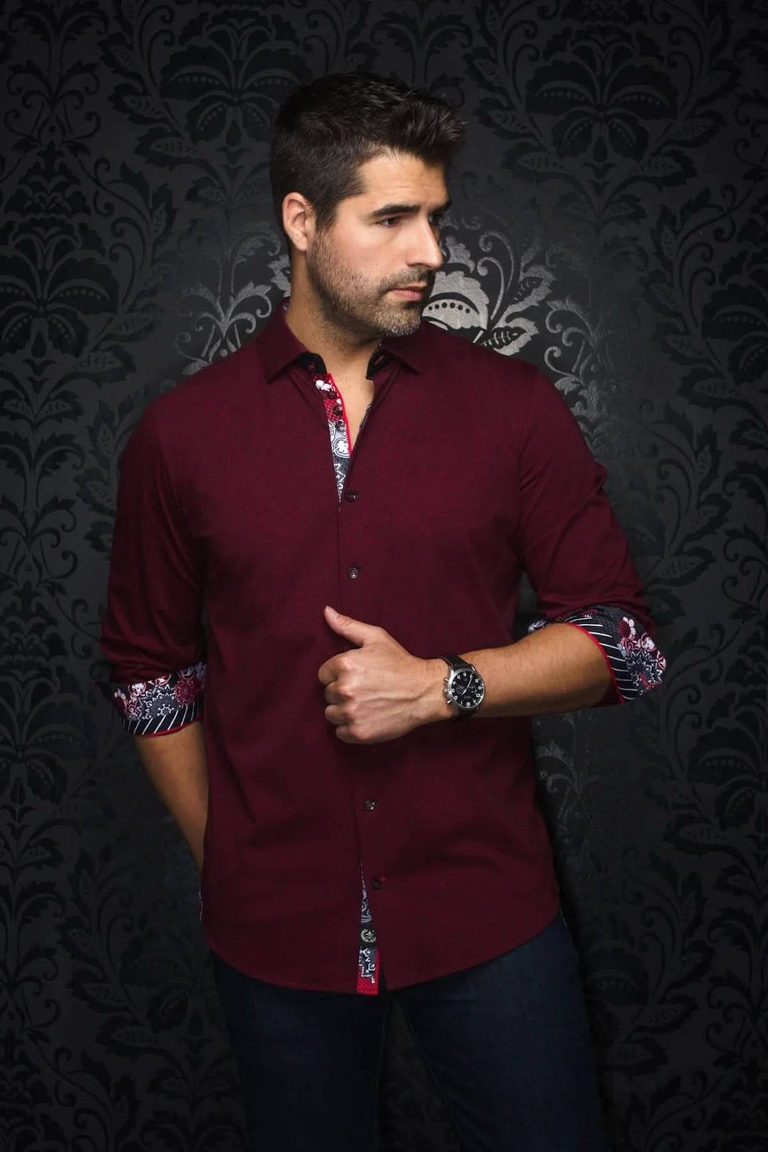 Chemise Nelson élégante en coton extensible, couleur bordeaux avec motifs contrastants, style décontracté et raffiné.