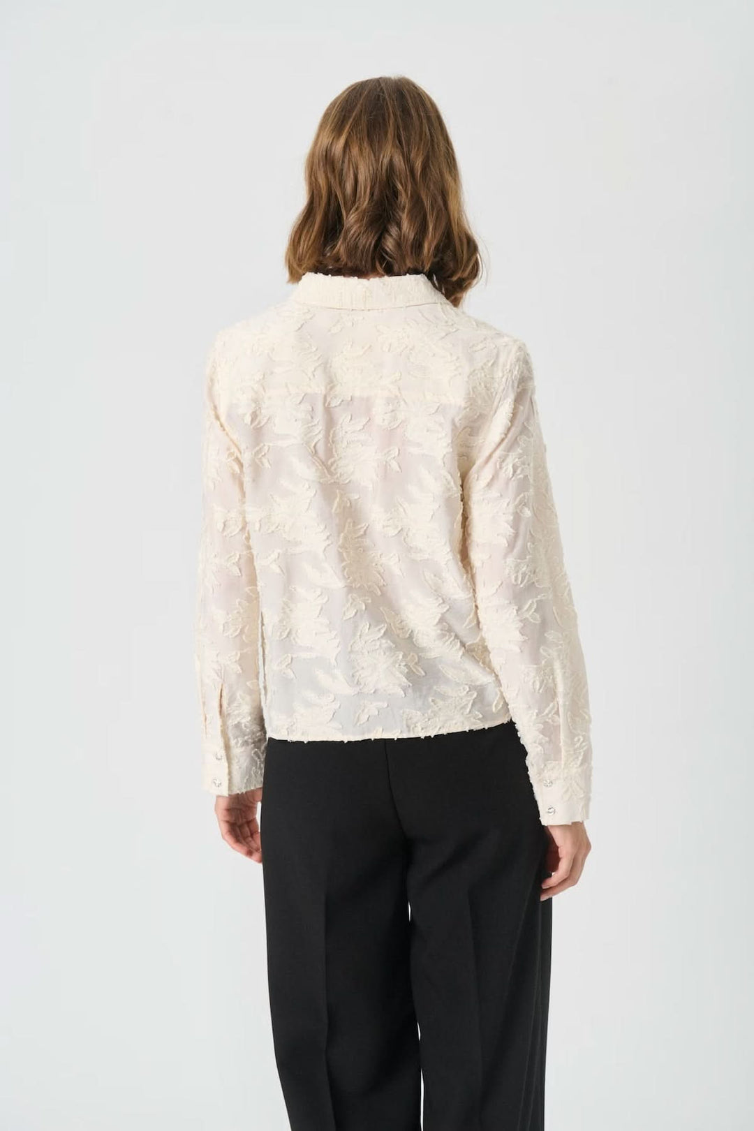 Vue arrière de la Chemise Vilya à relief floral ton sur ton, manches longues et col classique, en matière semi-transparente élégante.