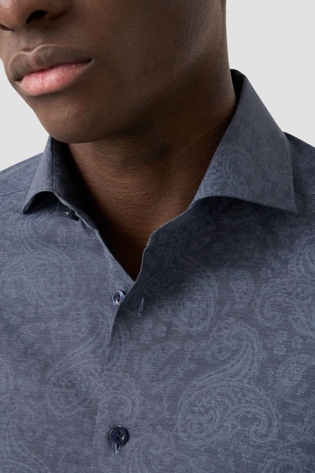 Chemise ajustée à imprimé cachemire avec motif paisley ton sur ton, col classique rigide, idéale pour un style formel distingué.