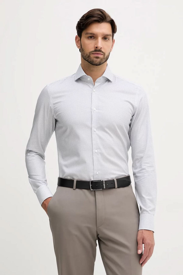 Homme portant une chemise ajustée à micro-motif élégante, idéale pour le bureau et les occasions formelles.