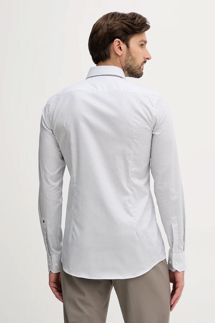 Homme portant une chemise ajustée à micro-motif vue de dos, idéale pour le bureau ou les occasions habillées.