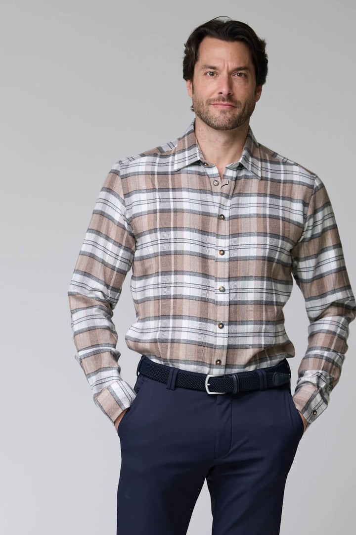 Homme portant chemise à carreaux chevrons beige et gris en flanelle douce pour un look décontracté et élégant.