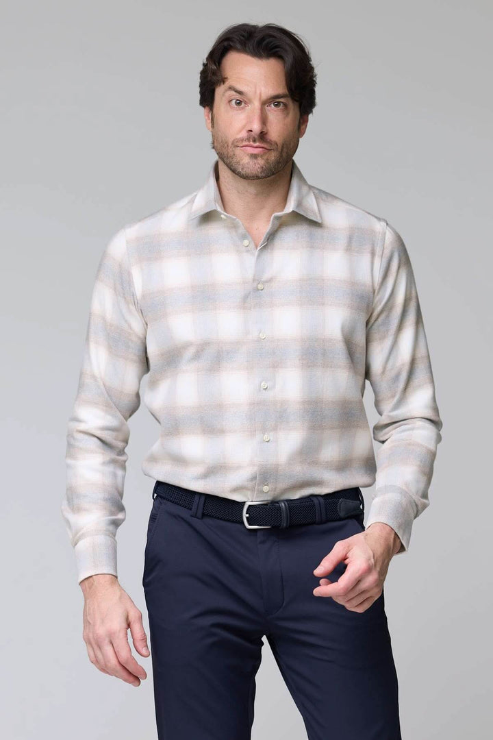 Homme portant une chemise à carreaux doux en flanelle avec col semi-rigide, boutons nacrés et coupe moderne.