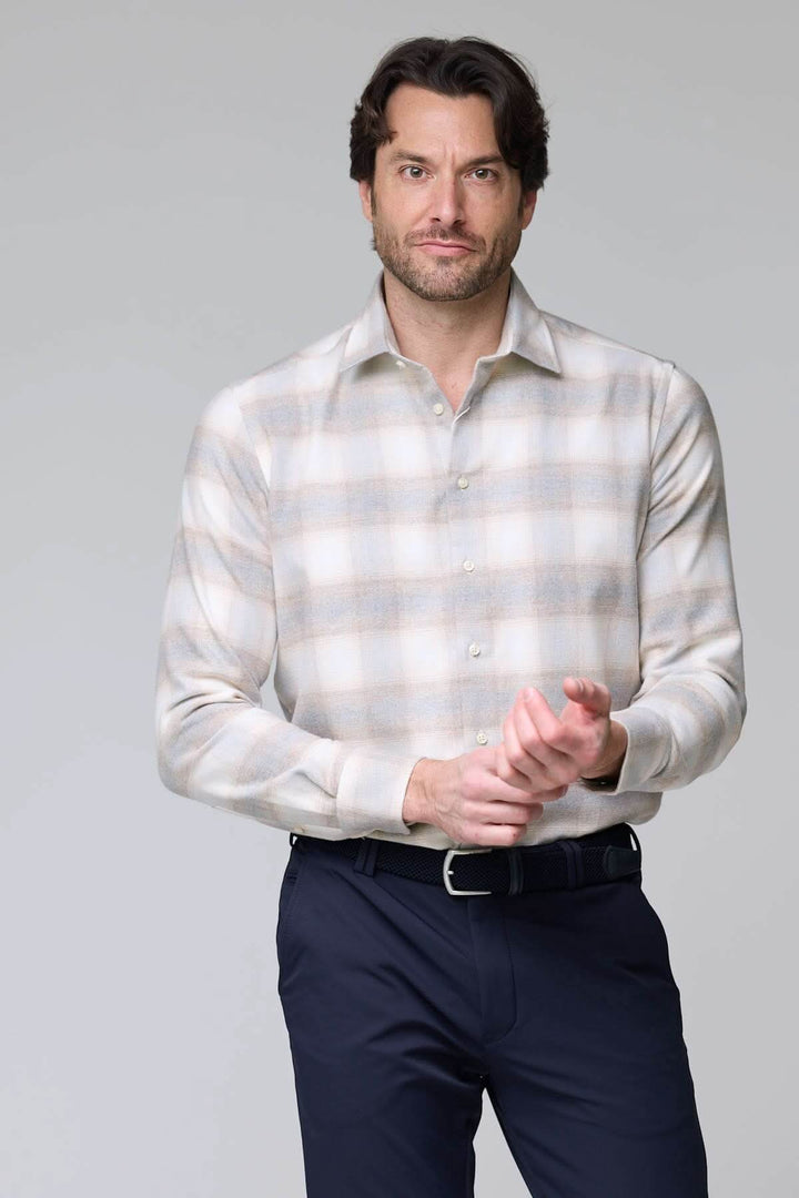 Homme portant une chemise à carreaux doux en flanelle, motif subtil, style élégant et décontracté, idéale pour superposition ou journées fraîches.