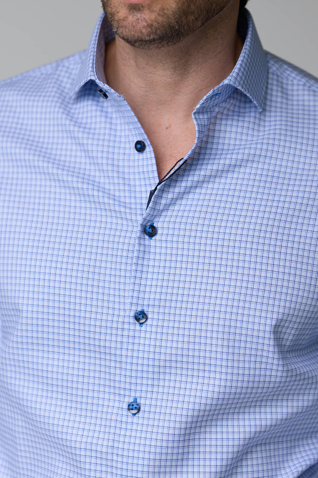 Chemise à carreaux fins à manches longues avec motif quadridimensionnel bleu pour un look professionnel et décontracté.