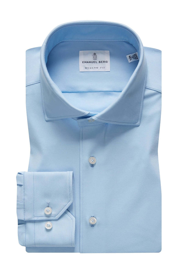 Chemise classique bleue à col structuré, moderne et élégante, parfaite pour des occasions formelles.