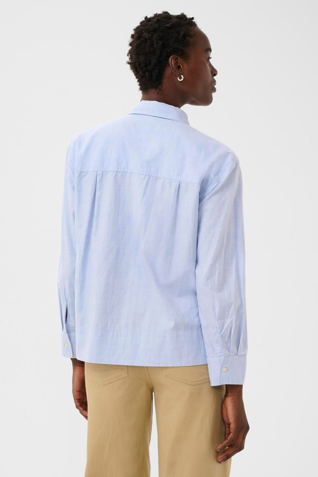 Vue arrière de la Chemise classique en popeline Nenee en bleu clair montrant le col rigide et les manches longues avec poignets boutonnés.