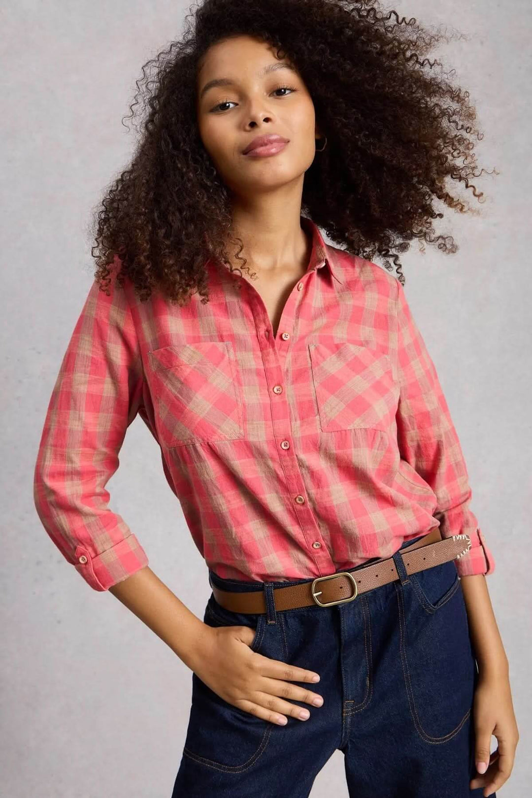 Chemise à col à carreaux Sophie portée avec style décontracté, coupe droite et motif à carreaux, idéale pour un look quotidien.