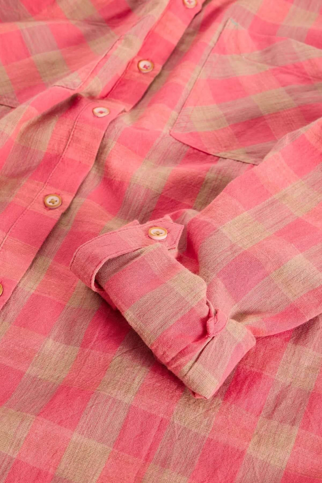 Chemise à col à carreaux Sophie en tissu léger avec motif à carreaux et fermeture boutonnée, idéale pour un style décontracté.